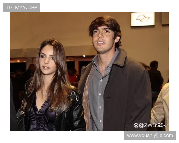 足球巨星家庭温馨合影展现亲情与荣耀的完美融合